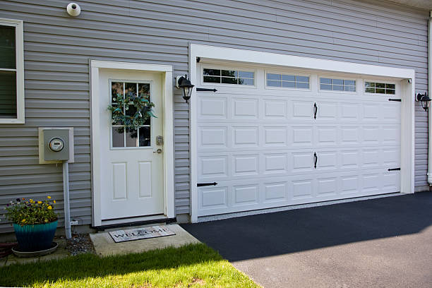24/7 Emergency Garage Door Panel Replacement experts in Shelbina, MO